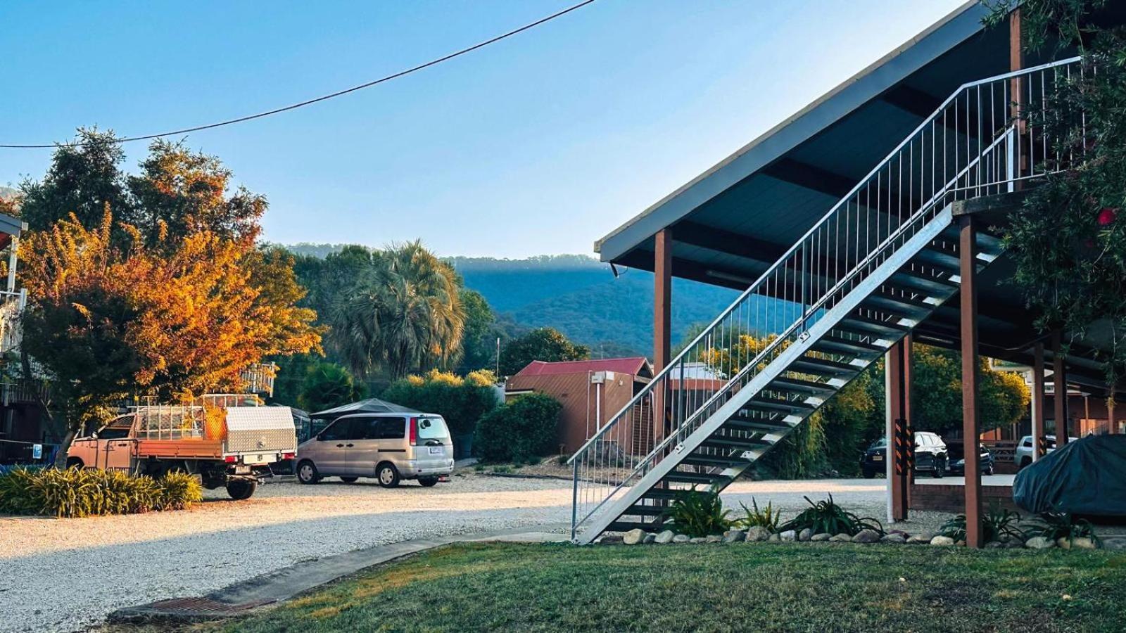 Mountain Creek Motel Bar & Restaurant Mount Beauty Dış mekan fotoğraf