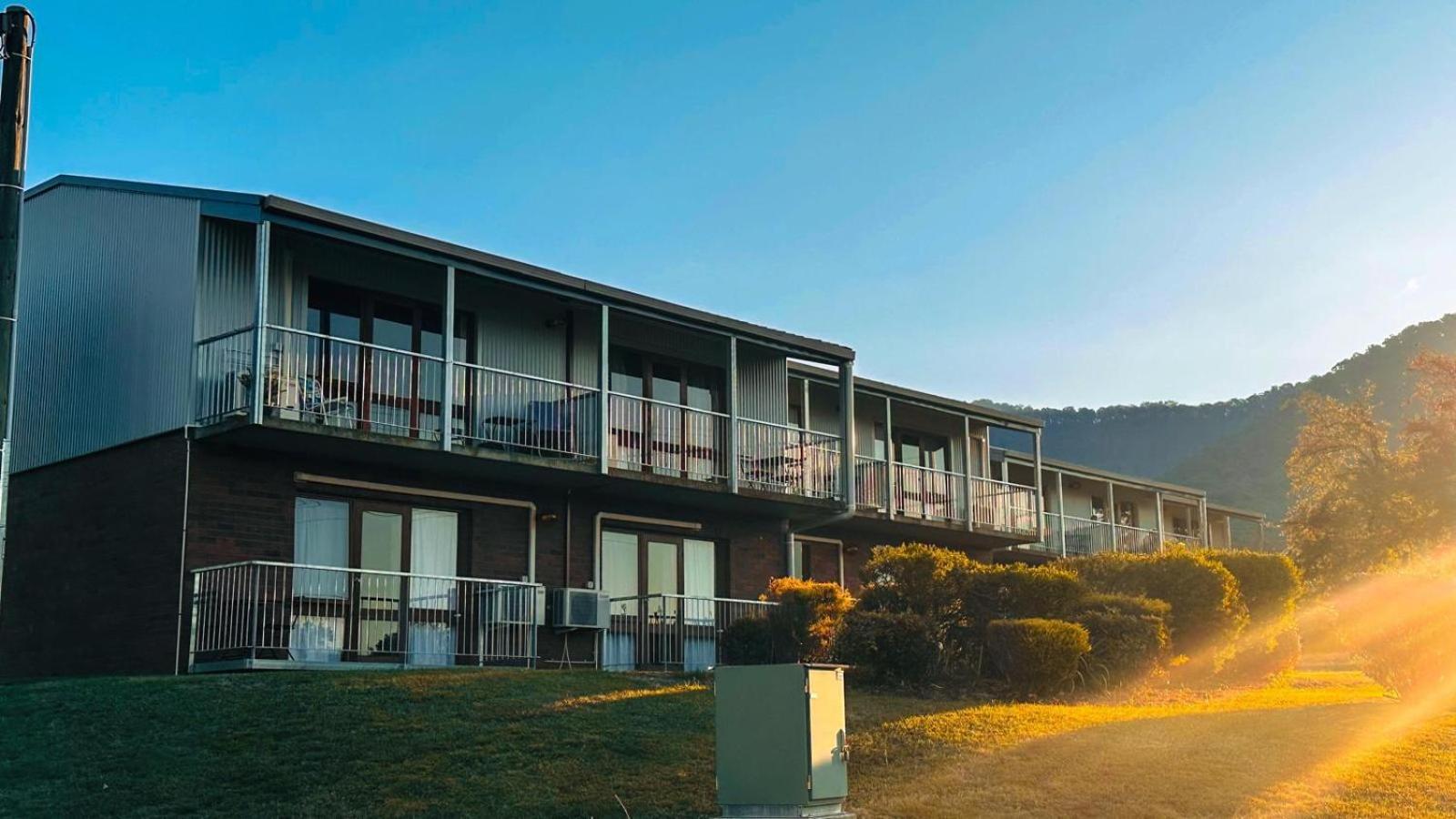 Mountain Creek Motel Bar & Restaurant Mount Beauty Dış mekan fotoğraf