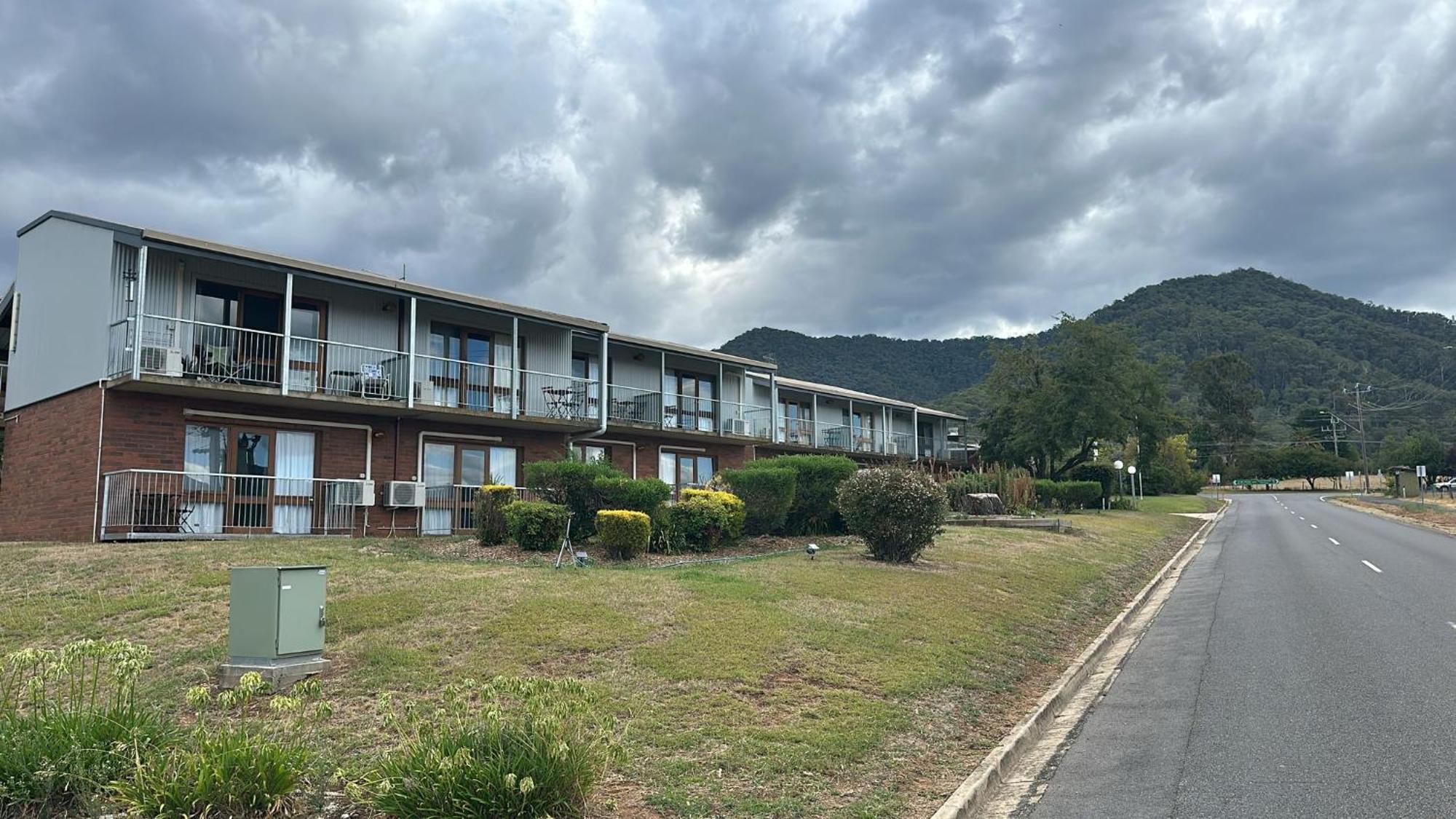 Mountain Creek Motel Bar & Restaurant Mount Beauty Dış mekan fotoğraf